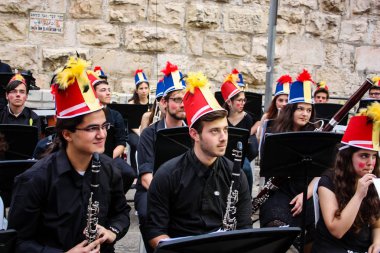 Kudüs İsrail 10 Mayıs 2018 Eski Kudüs şehri, altın diş Festivali'nde orta Krallığı kutlamaları görüntülemek bir müzik konser akşam oynarken avant-garde orkestra müzisyenleri