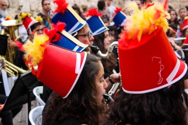 Kudüs İsrail 10 Mayıs 2018 Eski Kudüs şehri, altın diş Festivali'nde orta Krallığı kutlamaları görüntülemek bir müzik konser akşam oynarken avant-garde orkestra müzisyenleri