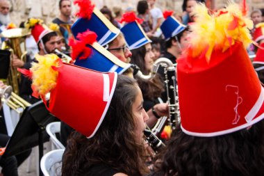 Kudüs İsrail 10 Mayıs 2018 Eski Kudüs şehri, altın diş Festivali'nde orta Krallığı kutlamaları görüntülemek bir müzik konser akşam oynarken avant-garde orkestra müzisyenleri