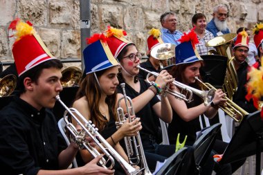 Kudüs İsrail 10 Mayıs 2018 Eski Kudüs şehri, altın diş Festivali'nde orta Krallığı kutlamaları görüntülemek bir müzik konser akşam oynarken avant-garde orkestra müzisyenleri