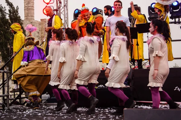 耶路撒冷以色列2018年5月10日在耶路撒冷老城的金牙节中王国的庆祝活动 晚上的节日舞台上不可阻挡的欢乐舞蹈 — 图库照片