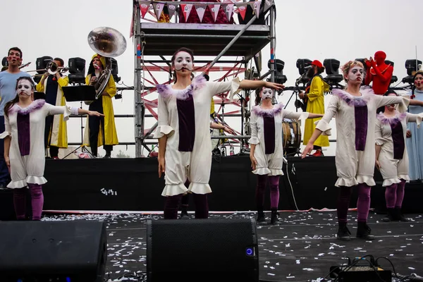 耶路撒冷以色列2018年5月10日在耶路撒冷老城的金牙节中王国的庆祝活动 晚上的节日舞台上不可阻挡的欢乐舞蹈 — 图库照片