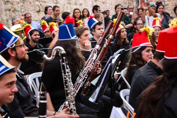 耶路撒冷以色列2018年5月10日在耶路撒冷老城举行的金牙节中王国的庆祝活动 前卫乐团的音乐家在傍晚演奏音乐音乐会的看法 — 图库照片