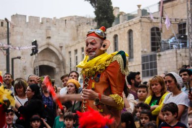 Kudüs İsrail 10 Mayıs 2018 Eski Kudüs şehri, altın diş Festivali'nde orta Krallığı kutlamaları görüntülemek bir müzik konser akşam oynarken avant-garde orkestra müzisyenleri