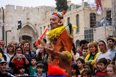 Kudüs İsrail 10 Mayıs 2018 Eski Kudüs şehri, altın diş Festivali'nde orta Krallığı kutlamaları görüntülemek bir müzik konser akşam oynarken avant-garde orkestra müzisyenleri