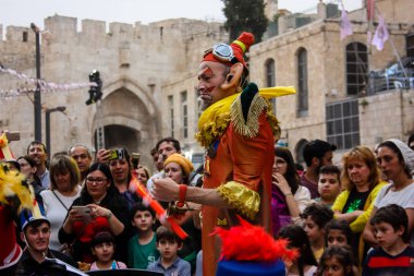 Kudüs İsrail 10 Mayıs 2018 Eski Kudüs şehri, altın diş Festivali'nde orta Krallığı kutlamaları görüntülemek bir müzik konser akşam oynarken avant-garde orkestra müzisyenleri