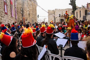 Kudüs İsrail 10 Mayıs 2018 Eski Kudüs şehri, altın diş Festivali'nde orta Krallığı kutlamaları görüntülemek bir müzik konser akşam oynarken avant-garde orkestra müzisyenleri