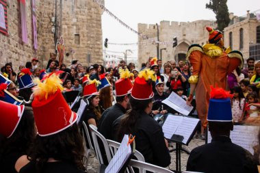Kudüs İsrail 10 Mayıs 2018 Eski Kudüs şehri, altın diş Festivali'nde orta Krallığı kutlamaları görüntülemek bir müzik konser akşam oynarken avant-garde orkestra müzisyenleri