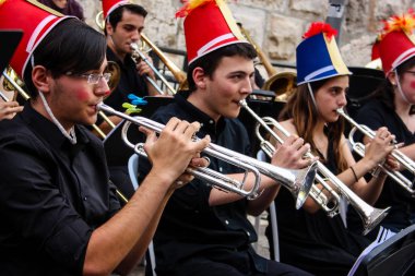 Kudüs İsrail 10 Mayıs 2018 Eski Kudüs şehri, altın diş Festivali'nde orta Krallığı kutlamaları görüntülemek bir müzik konser akşam oynarken avant-garde orkestra müzisyenleri