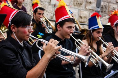 Kudüs İsrail 10 Mayıs 2018 Eski Kudüs şehri, altın diş Festivali'nde orta Krallığı kutlamaları görüntülemek bir müzik konser akşam oynarken avant-garde orkestra müzisyenleri