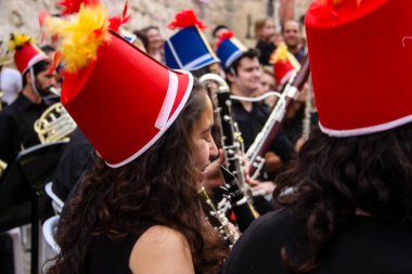 Kudüs İsrail 10 Mayıs 2018 Eski Kudüs şehri, altın diş Festivali'nde orta Krallığı kutlamaları görüntülemek bir müzik konser akşam oynarken avant-garde orkestra müzisyenleri