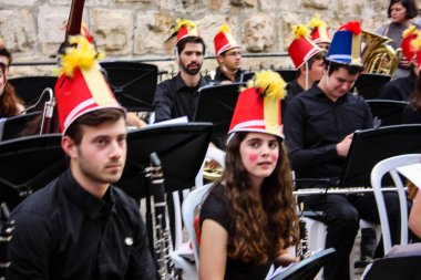 Kudüs İsrail 10 Mayıs 2018 Eski Kudüs şehri, altın diş Festivali'nde orta Krallığı kutlamaları görüntülemek bir müzik konser akşam oynarken avant-garde orkestra müzisyenleri
