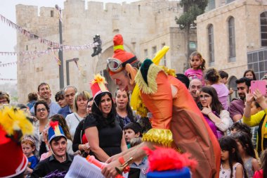 Kudüs İsrail 10 Mayıs 2018 Eski Kudüs şehri, altın diş Festivali'nde orta Krallığı kutlamaları görüntülemek bir müzik konser akşam oynarken avant-garde orkestra müzisyenleri