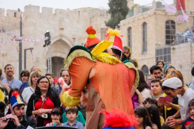 Kudüs İsrail 10 Mayıs 2018 Eski Kudüs şehri, altın diş Festivali'nde orta Krallığı kutlamaları görüntülemek bir müzik konser akşam oynarken avant-garde orkestra müzisyenleri