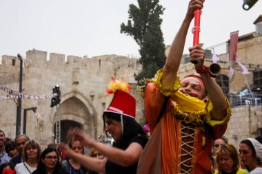 Kudüs İsrail 10 Mayıs 2018 Eski Kudüs şehri, altın diş Festivali'nde orta Krallığı kutlamaları görüntülemek bir müzik konser akşam oynarken avant-garde orkestra müzisyenleri