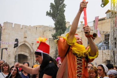 Kudüs İsrail 10 Mayıs 2018 Eski Kudüs şehri, altın diş Festivali'nde orta Krallığı kutlamaları görüntülemek bir müzik konser akşam oynarken avant-garde orkestra müzisyenleri