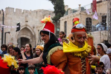 Kudüs İsrail 10 Mayıs 2018 Eski Kudüs şehri, altın diş Festivali'nde orta Krallığı kutlamaları görüntülemek bir müzik konser akşam oynarken avant-garde orkestra müzisyenleri