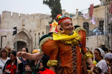 Kudüs İsrail 10 Mayıs 2018 Eski Kudüs şehri, altın diş Festivali'nde orta Krallığı kutlamaları görüntülemek bir müzik konser akşam oynarken avant-garde orkestra müzisyenleri