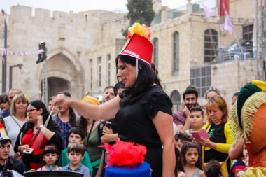 Kudüs İsrail 10 Mayıs 2018 Eski Kudüs şehri, altın diş Festivali'nde orta Krallığı kutlamaları görüntülemek bir müzik konser akşam oynarken avant-garde orkestra müzisyenleri