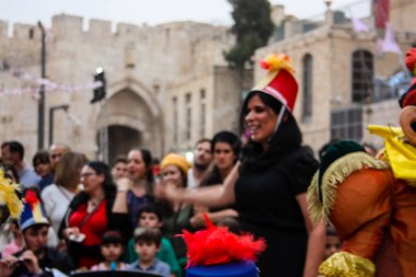 Kudüs İsrail 10 Mayıs 2018 Eski Kudüs şehri, altın diş Festivali'nde orta Krallığı kutlamaları görüntülemek bir müzik konser akşam oynarken avant-garde orkestra müzisyenleri