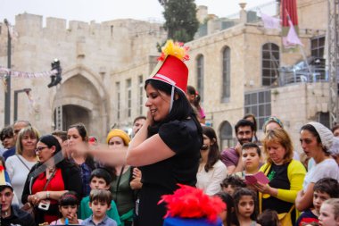 Kudüs İsrail 10 Mayıs 2018 Eski Kudüs şehri, altın diş Festivali'nde orta Krallığı kutlamaları görüntülemek bir müzik konser akşam oynarken avant-garde orkestra müzisyenleri