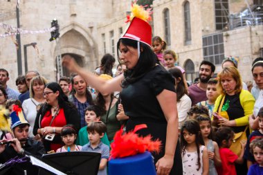 Kudüs İsrail 10 Mayıs 2018 Eski Kudüs şehri, altın diş Festivali'nde orta Krallığı kutlamaları görüntülemek bir müzik konser akşam oynarken avant-garde orkestra müzisyenleri