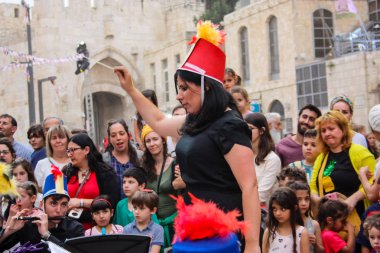 Kudüs İsrail 10 Mayıs 2018 Eski Kudüs şehri, altın diş Festivali'nde orta Krallığı kutlamaları görüntülemek bir müzik konser akşam oynarken avant-garde orkestra müzisyenleri