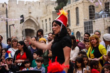 Kudüs İsrail 10 Mayıs 2018 Eski Kudüs şehri, altın diş Festivali'nde orta Krallığı kutlamaları görüntülemek bir müzik konser akşam oynarken avant-garde orkestra müzisyenleri