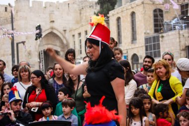 Kudüs İsrail 10 Mayıs 2018 Eski Kudüs şehri, altın diş Festivali'nde orta Krallığı kutlamaları görüntülemek bir müzik konser akşam oynarken avant-garde orkestra müzisyenleri