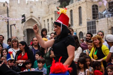 Kudüs İsrail 10 Mayıs 2018 Eski Kudüs şehri, altın diş Festivali'nde orta Krallığı kutlamaları görüntülemek bir müzik konser akşam oynarken avant-garde orkestra müzisyenleri