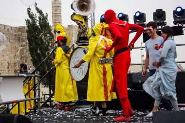 Kudüs İsrail 10 Mayıs 2018 Eski Kudüs şehri, altın diş Festivali'nde orta Krallığı kutlamaları görüntülemek sanatçıların festival sahne akşamı
