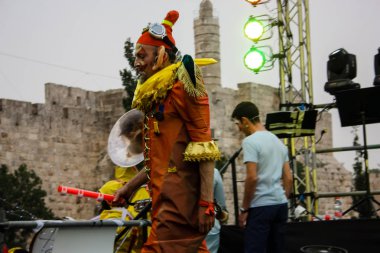 Kudüs İsrail 10 Mayıs 2018 Eski Kudüs şehri, altın diş Festivali'nde orta Krallığı kutlamaları görüntülemek sanatçıların festival sahne akşamı