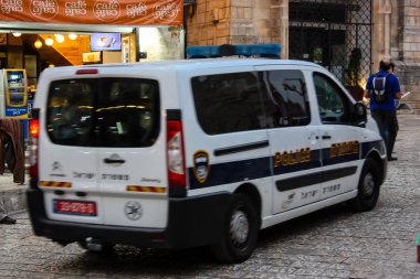 Kudüs İsrail 10 Mayıs 2018 İsrail polis arabası eski Kudüs şehri akşam sokak görünümü