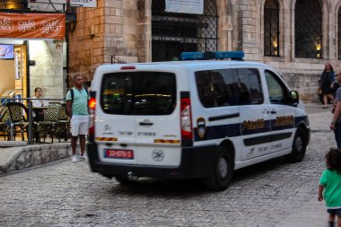 Kudüs İsrail 10 Mayıs 2018 İsrail polis arabası eski Kudüs şehri akşam sokak görünümü