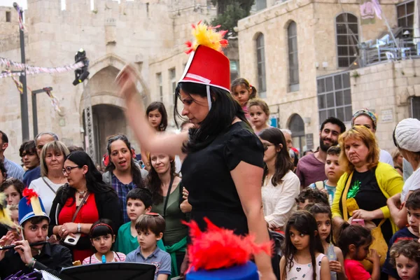 Kudüs İsrail 10 Mayıs 2018 Eski Kudüs şehri, altın diş Festivali'nde orta Krallığı kutlamaları görüntülemek bir müzik konser akşam oynarken avant-garde orkestra müzisyenleri