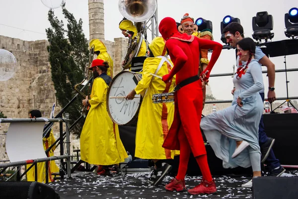耶路撒冷以色列2018年5月10日在耶路撒冷老城的金牙节中王国的庆祝活动 在节日舞台上的艺术家的看法 — 图库照片