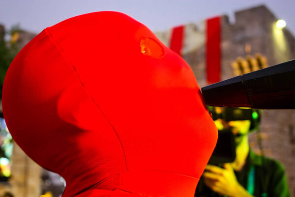 Иерусалим Израиль Май 10, 2018 Празднование Среднего Царства Фестиваля Золотых Зубов в Старом городе Иерусалима, просмотр сцены музыкального шоу вечером
