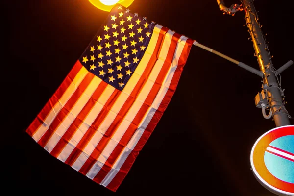 イスラエルの夜にアメリカの国旗の表示 — ストック写真