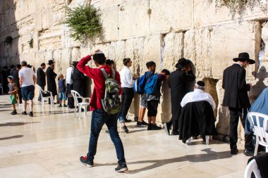Jerusalem İsrail 14 Mayıs 2018 bilinmeyenli insanlar açık Batı dua eski Kudüs şehri akşam duvar.