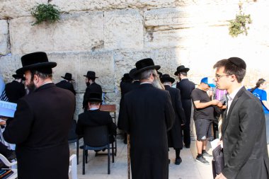 Jerusalem İsrail 14 Mayıs 2018 bilinmeyenli insanlar açık Batı dua eski Kudüs şehri akşam duvar.