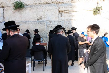 Jerusalem İsrail 14 Mayıs 2018 bilinmeyenli insanlar açık Batı dua eski Kudüs şehri akşam duvar.