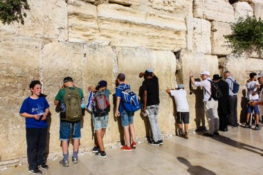 Jerusalem İsrail 14 Mayıs 2018 bilinmeyenli insanlar açık Batı dua eski Kudüs şehri akşam duvar.