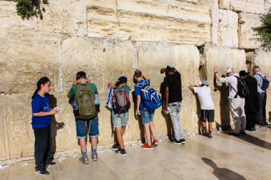 Jerusalem İsrail 14 Mayıs 2018 bilinmeyenli insanlar açık Batı dua eski Kudüs şehri akşam duvar.