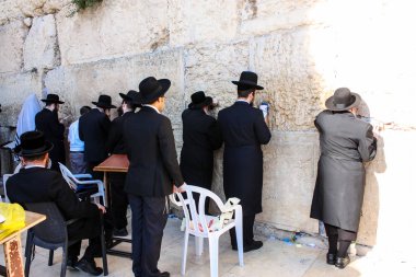 Jerusalem İsrail 14 Mayıs 2018 bilinmeyenli insanlar açık Batı dua eski Kudüs şehri akşam duvar.