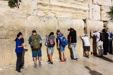 Jerusalem İsrail 14 Mayıs 2018 bilinmeyenli insanlar açık Batı dua eski Kudüs şehri akşam duvar.
