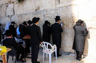 Jerusalem İsrail 14 Mayıs 2018 bilinmeyenli insanlar açık Batı dua eski Kudüs şehri akşam duvar.