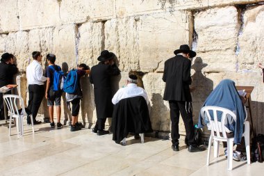 Jerusalem İsrail 14 Mayıs 2018 bilinmeyenli insanlar açık Batı dua eski Kudüs şehri akşam duvar.