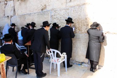 Jerusalem İsrail 14 Mayıs 2018 bilinmeyenli insanlar açık Batı dua eski Kudüs şehri akşam duvar.