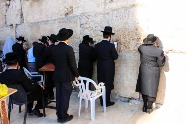 Jerusalem İsrail 14 Mayıs 2018 bilinmeyenli insanlar açık Batı dua eski Kudüs şehri akşam duvar.