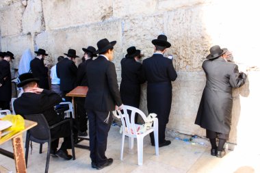 Jerusalem İsrail 14 Mayıs 2018 bilinmeyenli insanlar açık Batı dua eski Kudüs şehri akşam duvar.